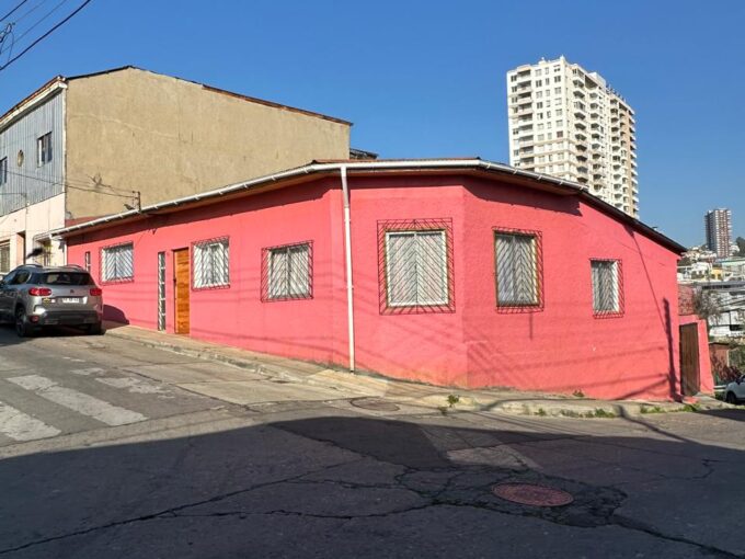 SE VENDE AMPLIA PROPIEDAD CON 2 VIVIENDAS DE PRIMER PISO EN CERRO LARRAIN , VALPARAÍSO